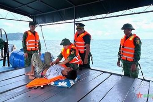 Bộ đội Biên phòng tỉnh Cà Mau cứu vớt thành công thuyền viên trôi dạt trên biển