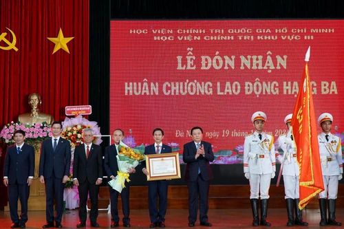 Học viện Chính trị khu vực III đón nhận Huân chương Lao động hạng Ba