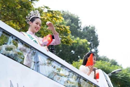 Hoa hậu Quốc tế Thanh Thủy diễu hành, 'nhả vía' cho khán giả TPHCM