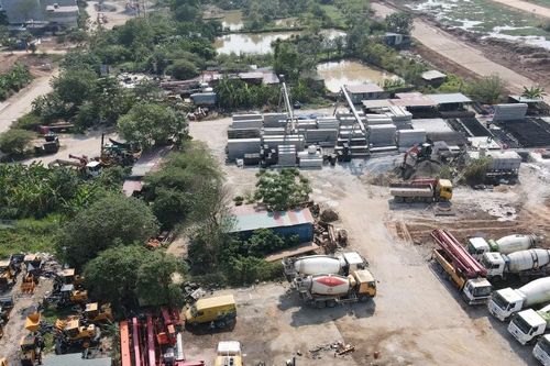Bãi xe, trạm đúc bê tông không phép 'mọc' ở Phường Yên Nghĩa