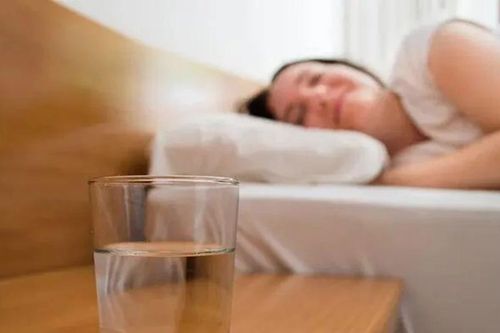 4 triệu chứng bất thường sau khi uống nước chứng tỏ thận đang 'kêu cứu'