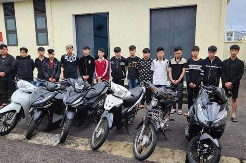 Bắt giam 12 thanh thiếu niên dùng hung khí đi đánh nhau làm náo loạn khu phố