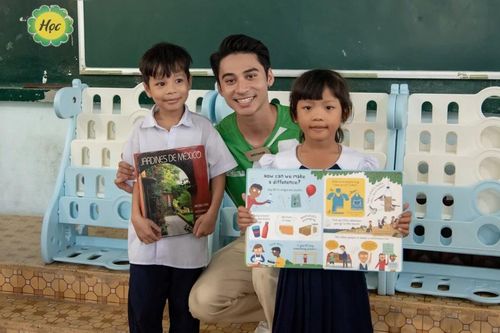 Tuấn Ngọc cùng dàn nam vương quốc tế vẽ tranh, lắp kệ sách cho lớp học tình thương