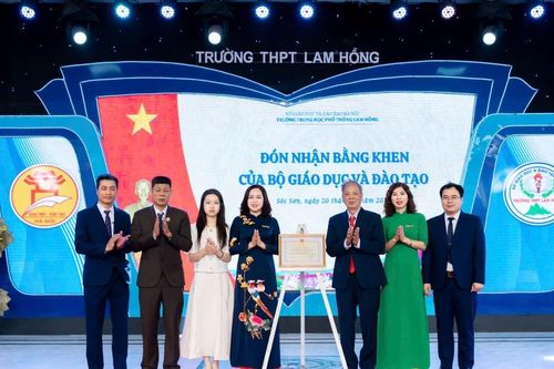 Trường THPT Lam Hồng đón Bằng khen của Bộ trưởng Bộ GD&ĐT