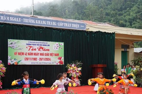 Trường Tiểu học Quảng Lâm tôn vinh những 'Người lái đò' nhân Ngày 20/11