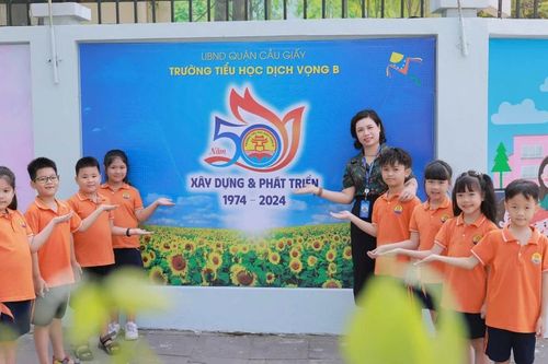 Kỷ niệm 50 năm trường Tiểu học Dịch Vọng B - vầng sáng nơi phía tây Hà Nội