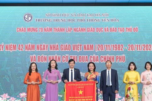 Trường THPT Yên Hòa đón nhận Cờ thi đua của Chính phủ trong ngày 20/11