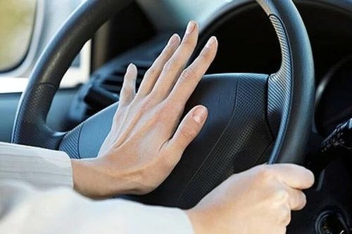 Từ năm 2025, trường hợp nào được sử dụng tín hiệu còi khi tham gia giao thông?