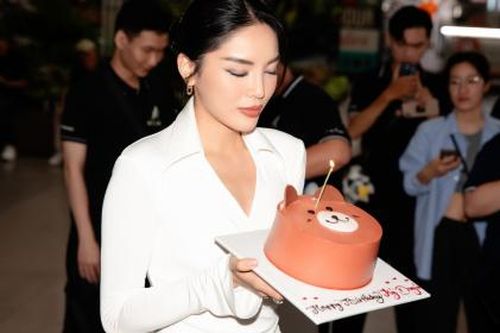 Hoa hậu Kỳ Duyên trở về, nhận được món quà ý nghĩa ngay tại sân bay