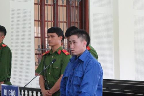 Một người nước ngoài 'cắt rừng' gùi ma túy vào Việt Nam