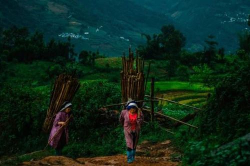 Chiêm ngưỡng những bức ảnh về Tây Bắc được in trên giấy dó