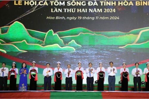 Đưa cá tôm sông Đà tham gia lễ hội