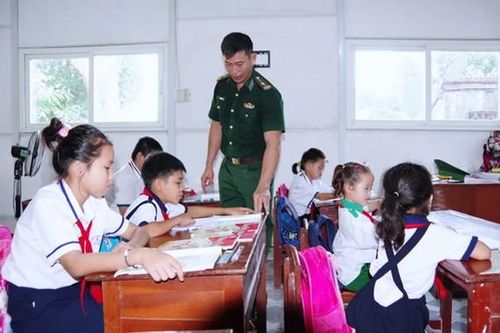 Thầy giáo 'quân hàm xanh' trên đảo Hòn Chuối Cà Mau