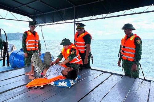 Cứu thuyền viên trôi dạt trên biển Cà Mau
