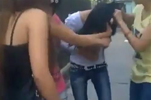 Thiếu nữ 19 tuổi lột đồ 'tình địch', đăng clip lên Facebook