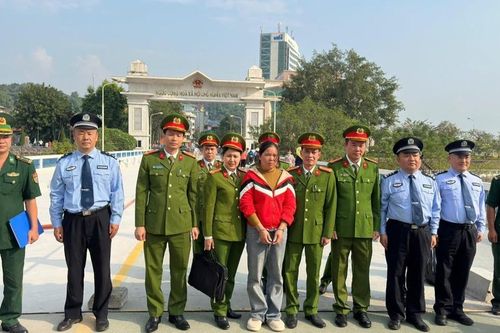 Di lý đối tượng buôn người trốn truy nã 15 năm