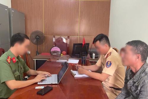 Con vi phạm giao thông, cha lên Facebook xúc phạm lực lượng Công an
