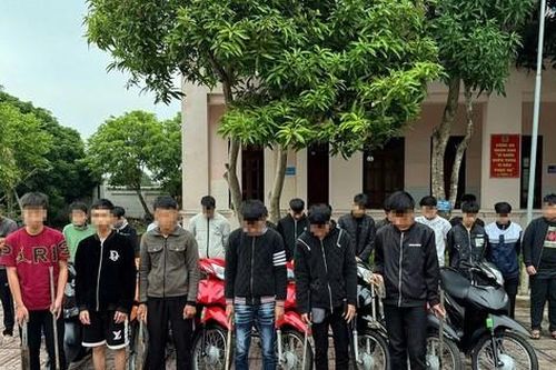 Khởi tố 13 đối tượng mang dao kiếm, rượt đuổi chém nhau trên đường