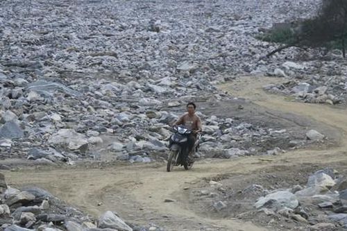 Cánh đồng lúa biến thành cánh đồng đá sau mưa lũ ở Lào Cai