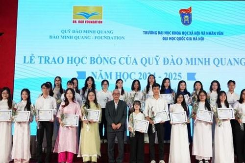 Sinh viên xuất sắc, tích cực hoạt động Đoàn, Hội nhận học bổng