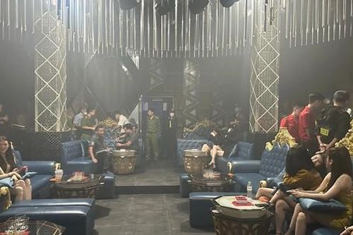 Cảnh sát 'đột kích' quán bar phát hiện hàng chục người dương tính với ma túy