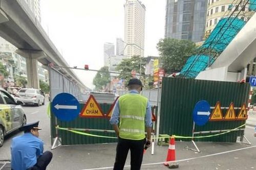 Thanh tra giao thông Hà Nội kiểm tra, xử lý 'lô cốt' vắng bóng công nhân