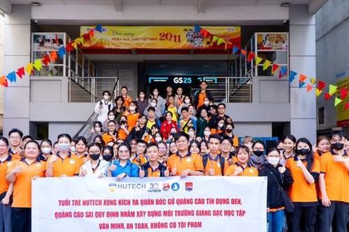 Giảng viên cùng sinh viên xuống đường bóc gỡ quảng cáo trái phép trong ngày 20/11