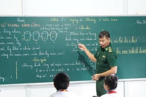 Ấm áp tình thương và lớp học nơi đảo xa của thầy giáo quân hàm xanh