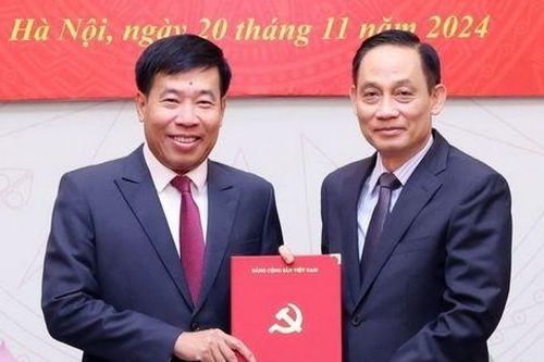 Công bố quyết định của Bộ Chính trị về công tác cán bộ
