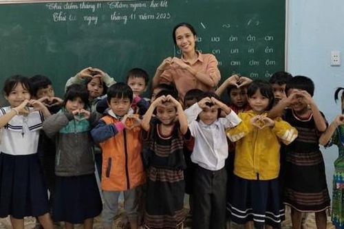 Quảng Nam hỗ trợ 100 triệu đồng giáo viên công tác ở các huyện miền núi cao