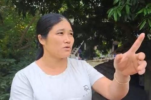Vụ xe cẩu cắm đầu xuống mương tránh ô tô 16 chỗ vượt ẩu: Giây phút quyết định sự sống còn của lái xe