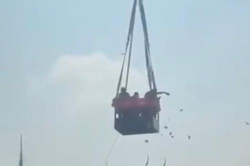 Cảnh tượng rải tiền bằng cần cẩu ở một ngôi chùa