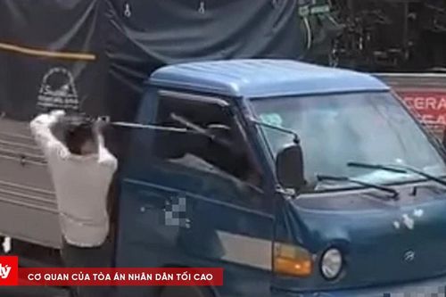 Nhóm người cầm gạch đá, cây sắt tấn công nhau trên đường
