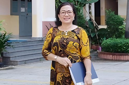 Cô giáo vượt qua bệnh tật hiểm nghèo để sống và viết cho thiếu nhi