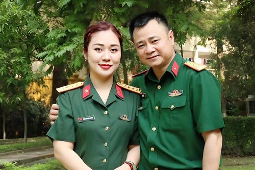 Thiếu tá Minh Nguyệt - vợ NSND Tự Long bất ngờ, xúc động với lá thư của học trò