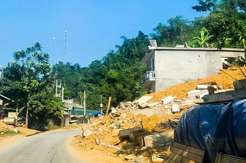 Nhiều tuyến đường ở Bắc Kạn bị sạt lở chưa thể khắc phục sau bão số 3