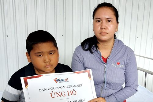Trao gần 45 triệu đồng đến gia đình bé trai bị ung thư máu