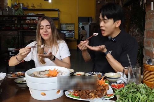 Phản ứng bất ngờ của khách Tây khi nếm thử món lòng lợn chấm mắm tôm