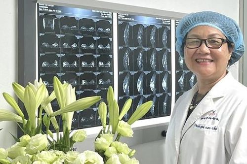 Nữ phó giáo sư 'yêu và say mê lâm sàng'