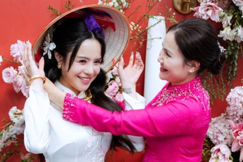 Ca sĩ Thái Trinh đeo vàng nặng trĩu, xúc động vì quà cưới từ mẹ chồng