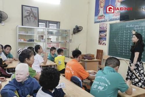 Cô giáo 17 năm vào chùa mở lớp học cho trẻ em nghèo, khuyết tật