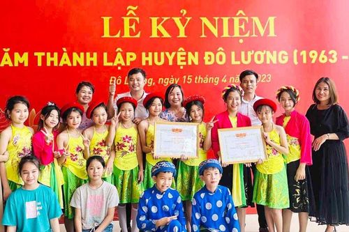 Người thầy 'thắp lửa' đam mê ví, giặm cho học trò