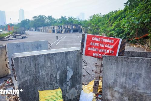 Cận cảnh con đường 253 tỷ đồng ở Hà Nội vẫn 'nằm đắp chiếu' sau 4 năm thi công