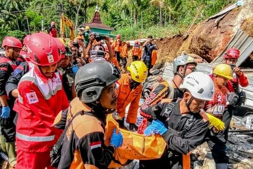 Indonesia: Lở đất khiến bốn người thiệt mạng, núi lửa Lewotobi phun trào trở lại
