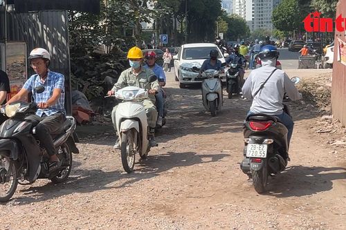 Người dân chật vật di chuyển qua con đường 'đau khổ' ở quận Cầu Giấy, Hà Nội