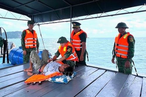 Bộ đội Biên phòng cứu thuyền viên trôi dạt trên vùng biển Cà Mau