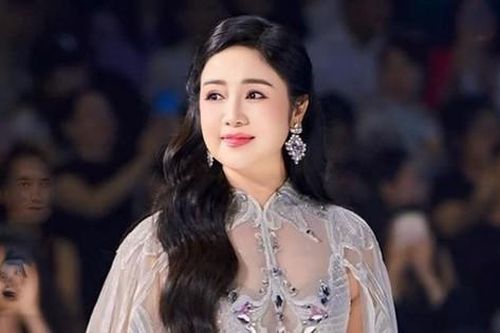 Nghệ sĩ nhân dân Thu Hà tự tin sải bước trên sàn catwalk ở tuổi 55