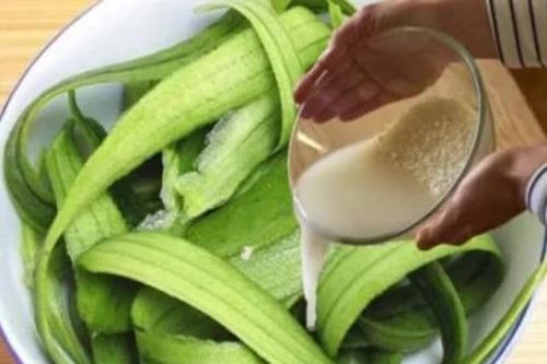 Vỏ mướp rất hữu ích đấy, đừng vứt đi! Ngâm với nước vo gạo sẽ đem đến tác dụng bất ngờ, nhà nào cũng cần