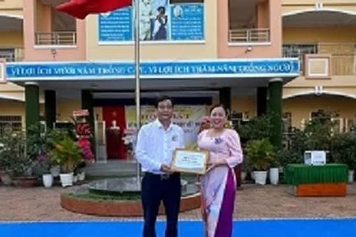 Tạp chí Doanh Nghiệp Việt Nam khu vực miền Tây trao quà hỗ trợ học sinh có hoàn cảnh khó khăn