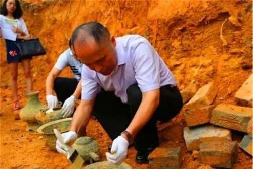 Vô tình đào phải ngôi mộ nghìn năm tuổi, các chuyên gia phát hiện một người đàn ông đang 'ngủ' trên đống vàng